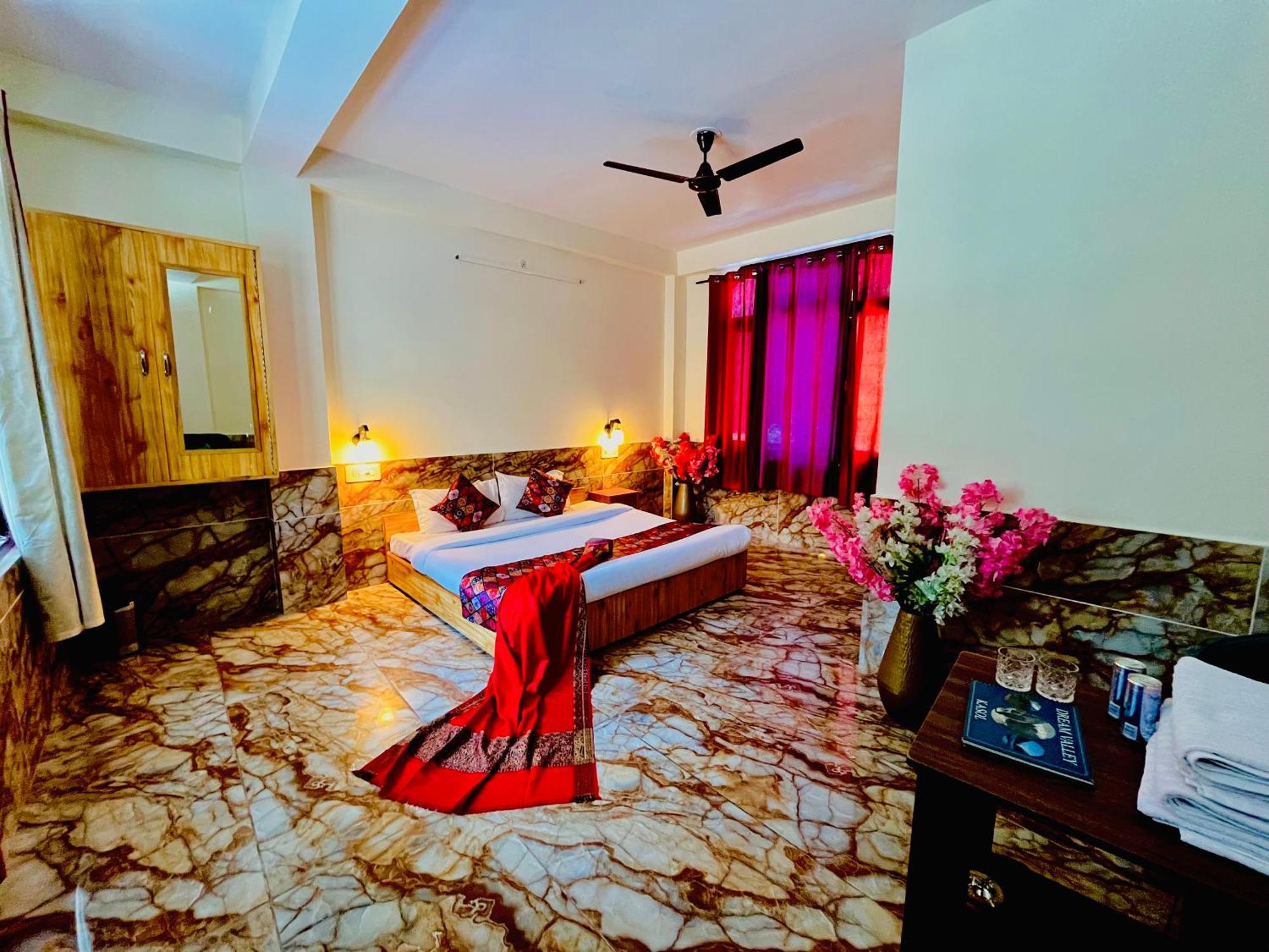 Hotel Dream Valley Kasol #Near Mall Road #River View #Parking #Gaming Zone #Open Terrace #Restaurant Exterior photo